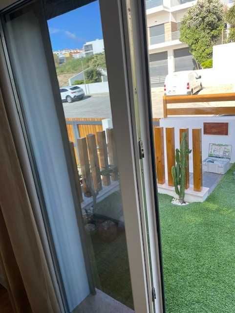 02 Janelas em PVC em muito bom estado de conservação