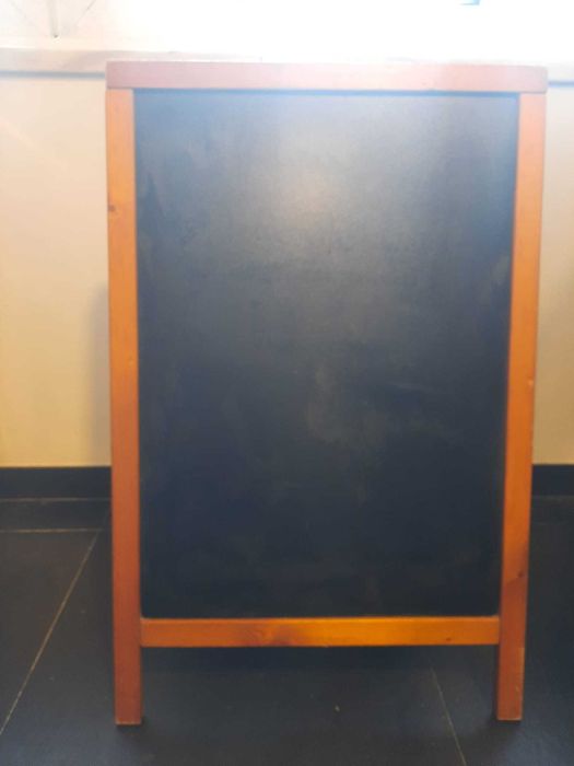 LETREIRO CAVALETE DE ARDÓSIA PARA PUBLICIDADE DE RUA