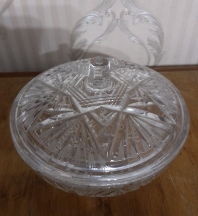 Продам конфетницу и графин.