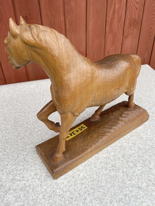 Duża drewniana figurka konia