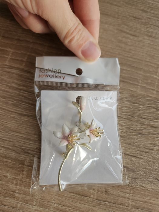Elegancka broszka w kształcie kwiatów lilii – nowa