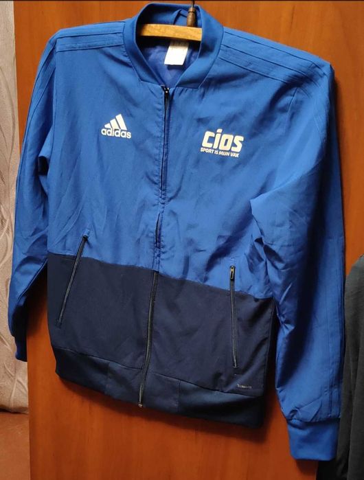 Кофта, вітровка Adidas  стан нової