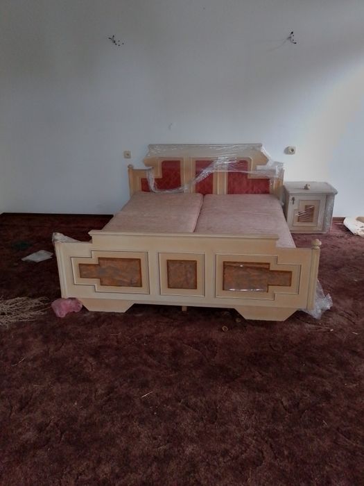 Двухспальная кровать с тумбой