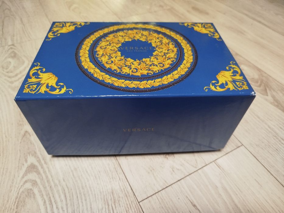 Pudełko po perfumach Versace