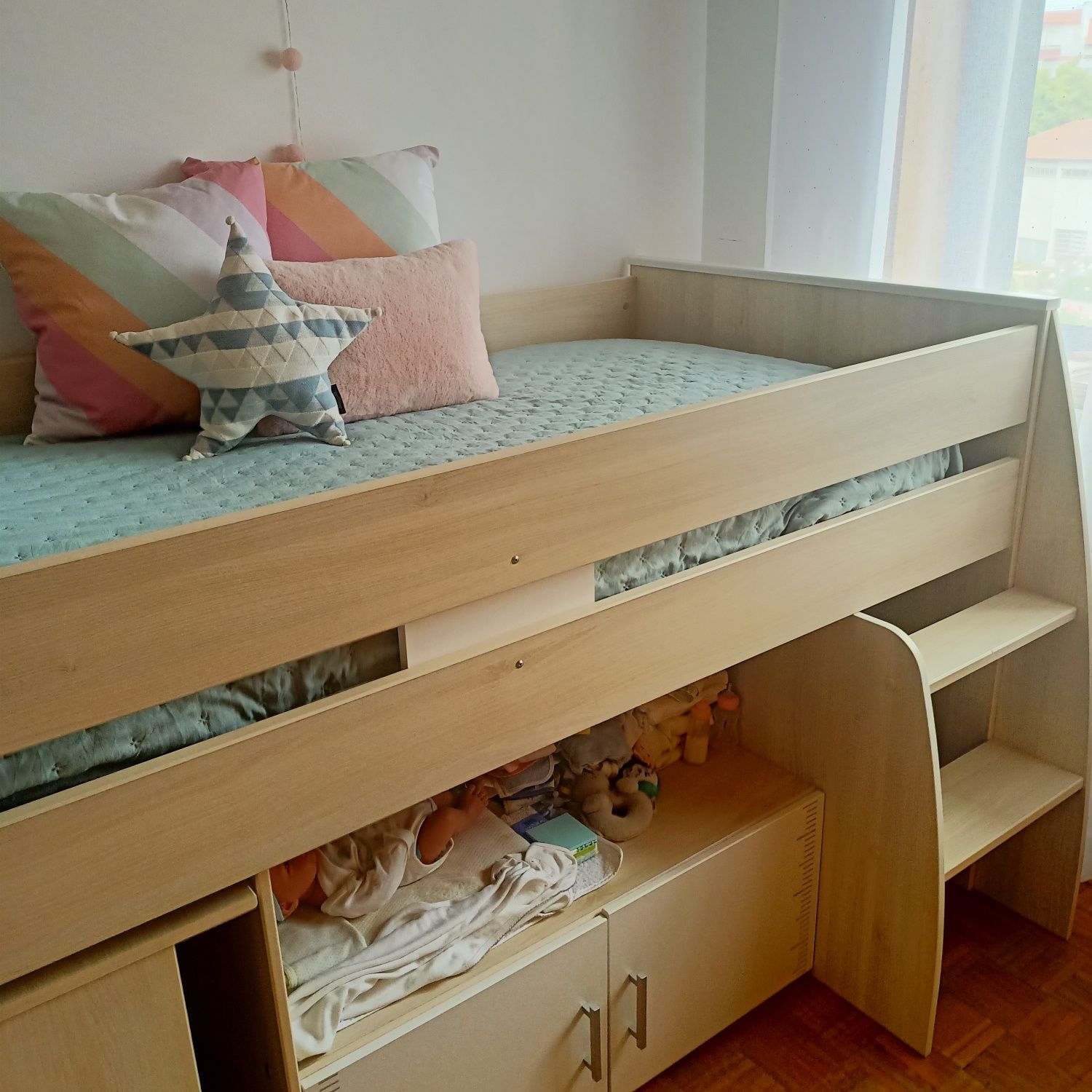 Cama com secretária e colchão