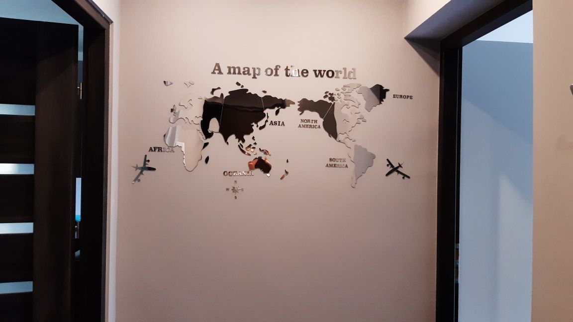 Mapa świata klejona na ścianę