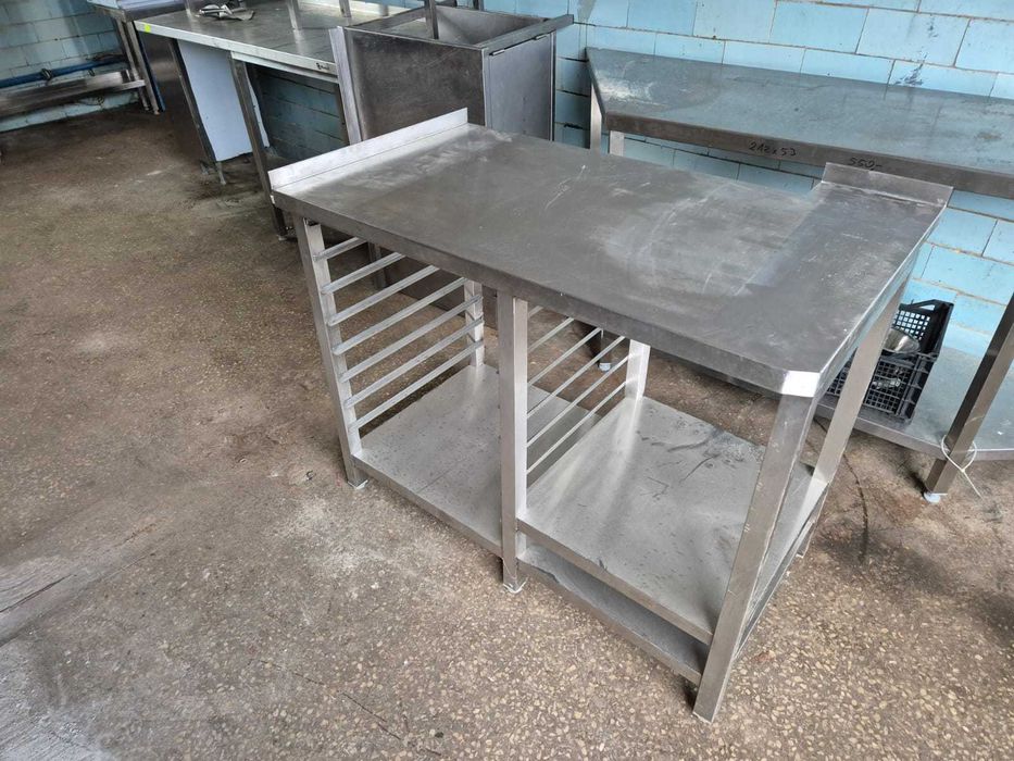 Stół ze stali nierdzewnej 112x70 cm z półkami i prowadnicami GN