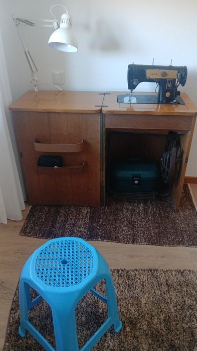 Vendo máquina de costura em bom estado