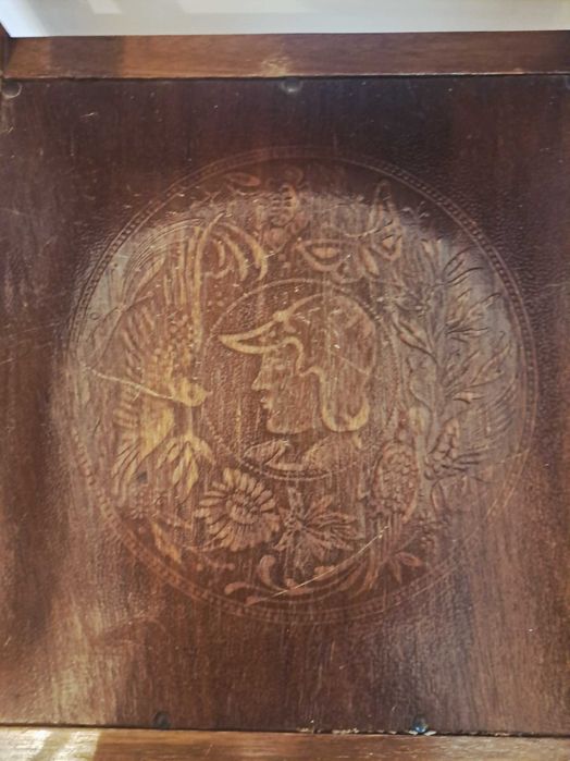 Cadeiras  muito antigas trabalhadas no assento  da cadeira