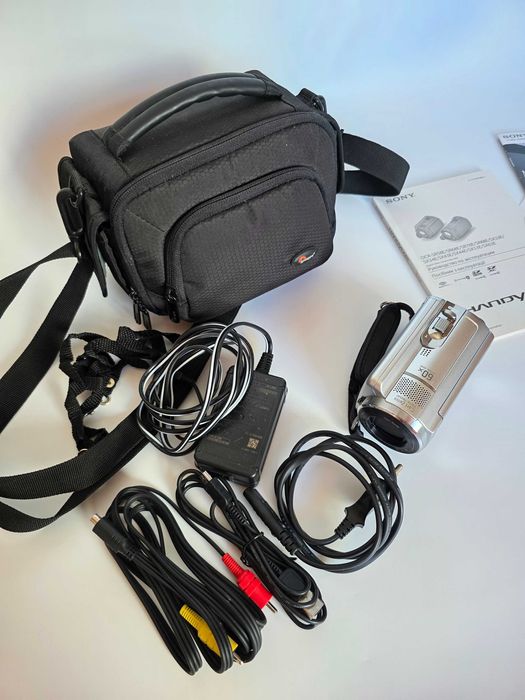 Цифровая видеокамера Sony DCR-SR68E сумка