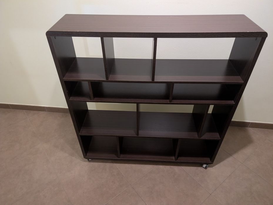 Estante com compartimentos