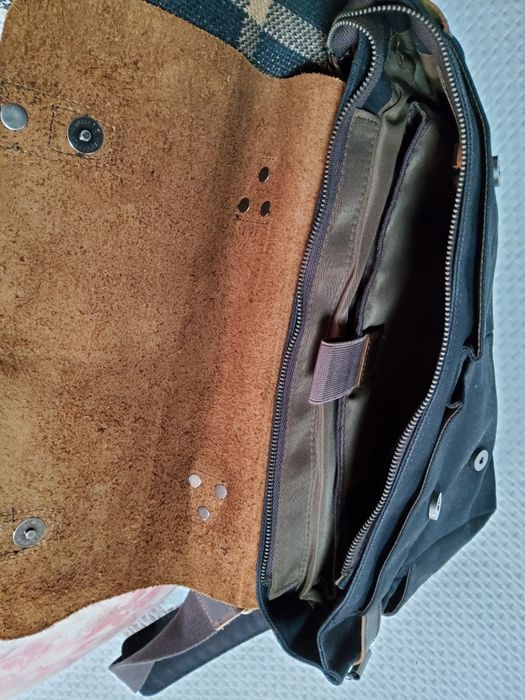 Pasta em couro à tiracolo ou mão