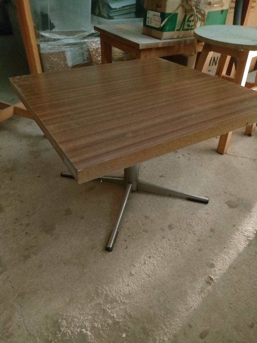Cadeira e mesa de apoio