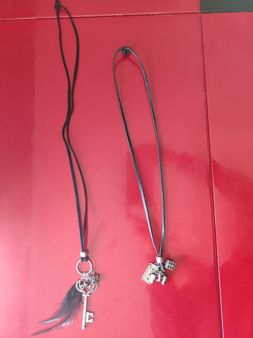 Colares com pingentes originais