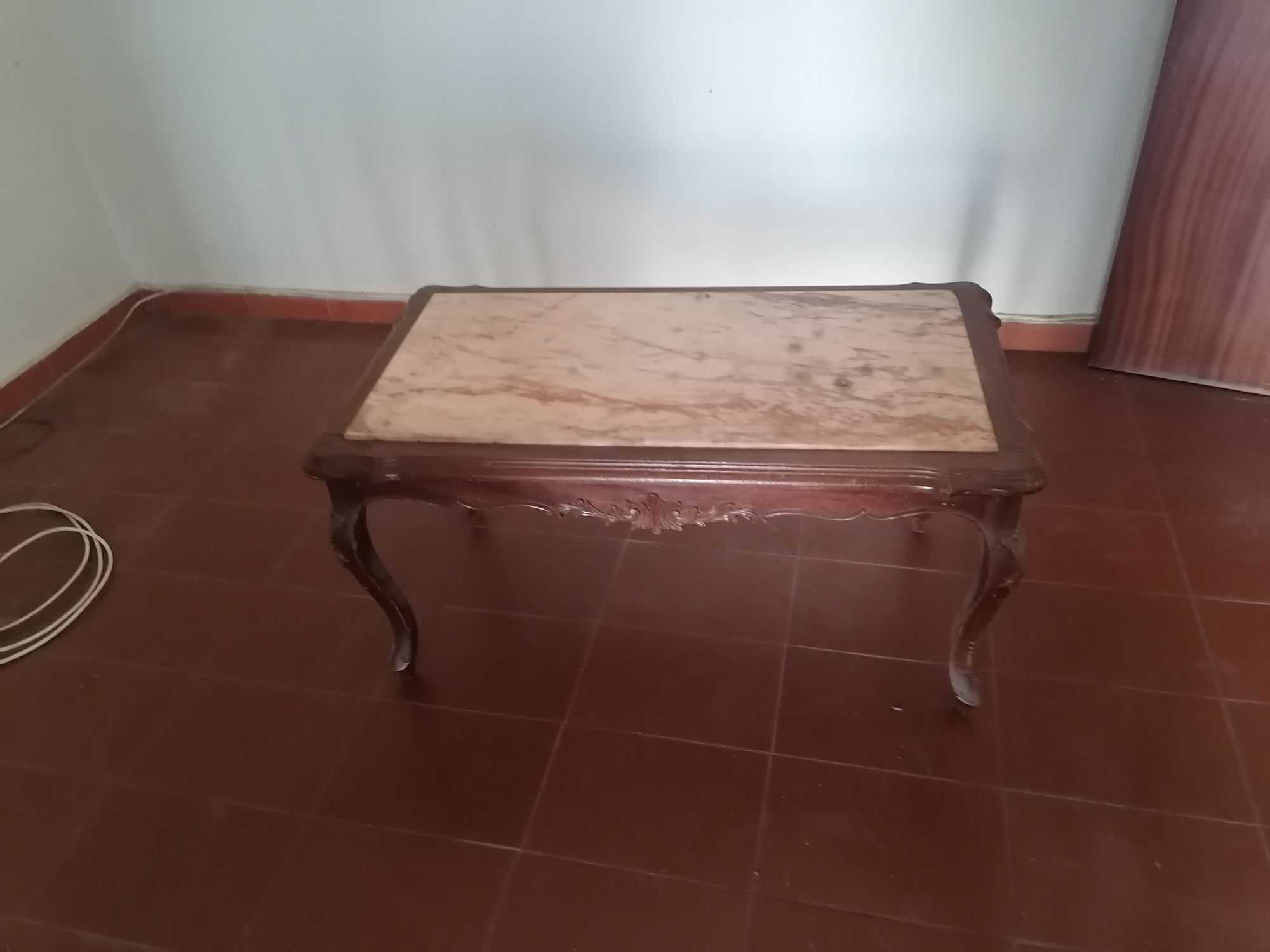 Mesa de centro com tampo em mármore