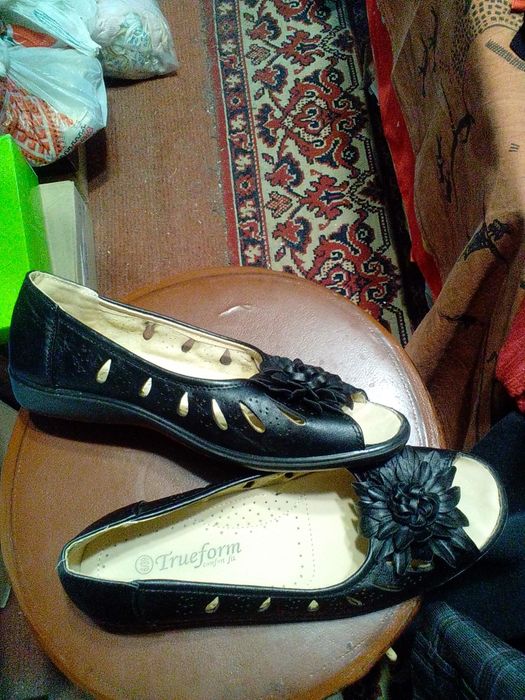 Взуття жіноче різне, чотири пари.Дивіться будь ласка
