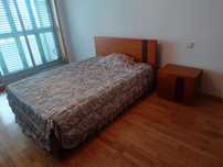 Cama c/colchão e mesinha de cabeceira