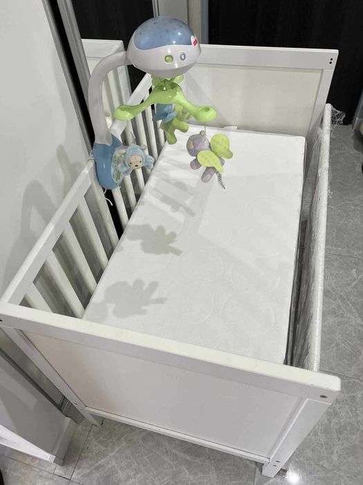 Łóżeczko dziecięce IKEA SUNDVIK + materac + karuzela Fisher Price