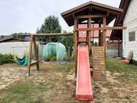 Drewniany plac zabaw dla dzieci ze ścianką wspinaczkową i rurą