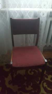 Krzesła drewniane z bordową tapicerką z PRL-u