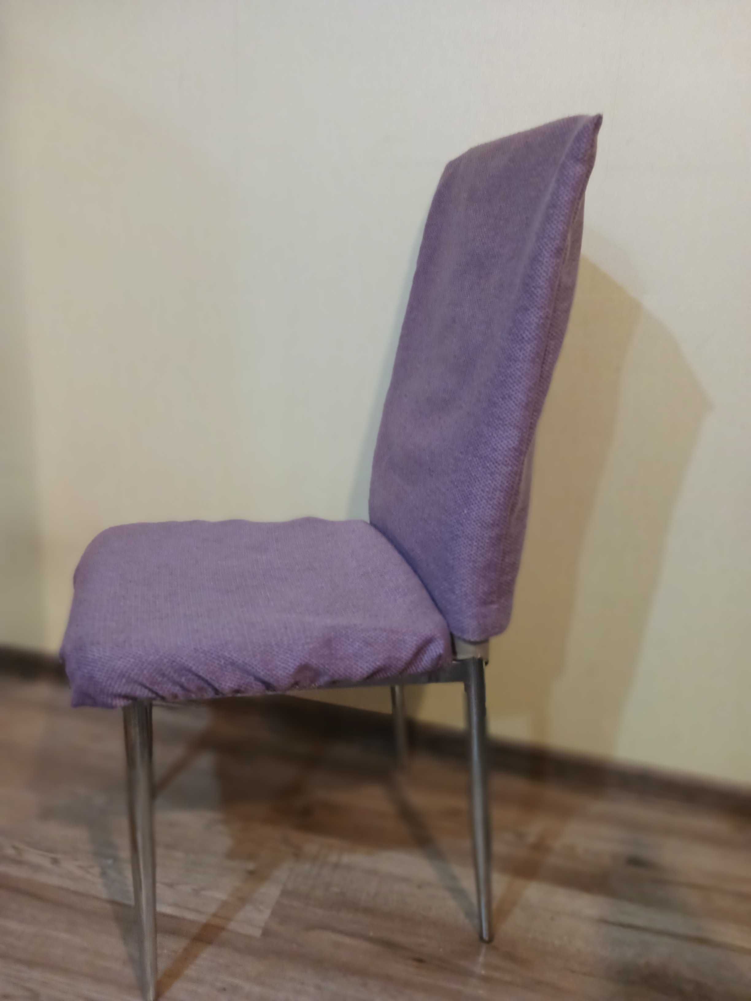 krzesła z fioletowymi pokrowcami
