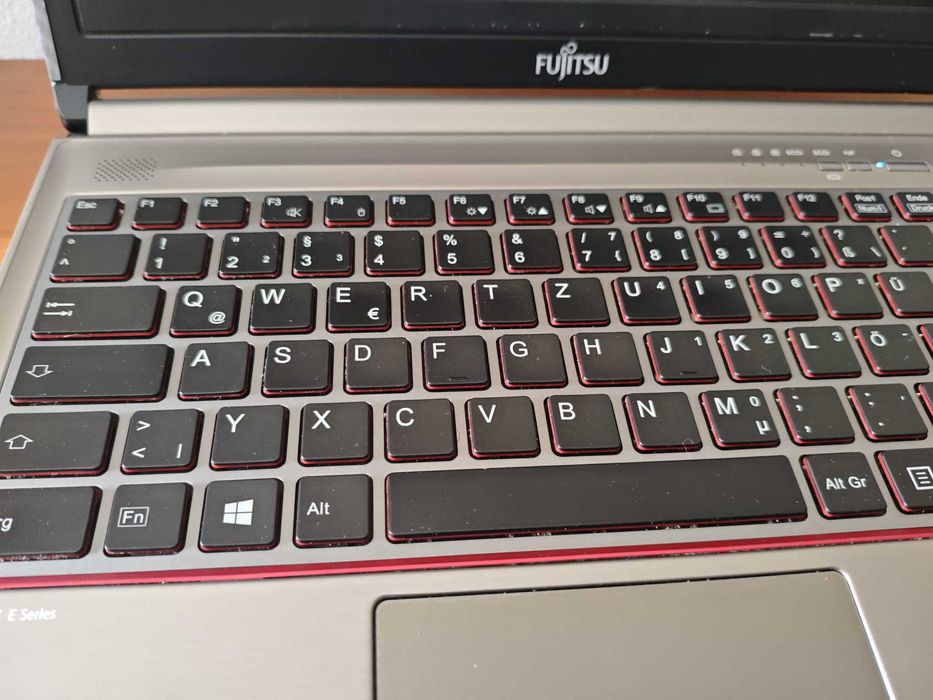 Fujitsu LifeBook E736 — Portátil Profissional Compacto