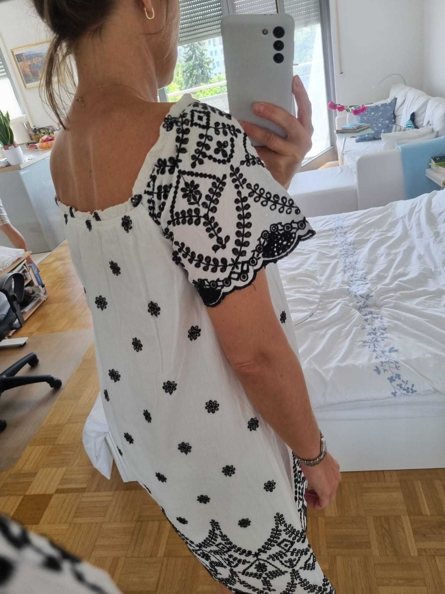 Sukienka bialo-czarna, dekolt carmen Orsay