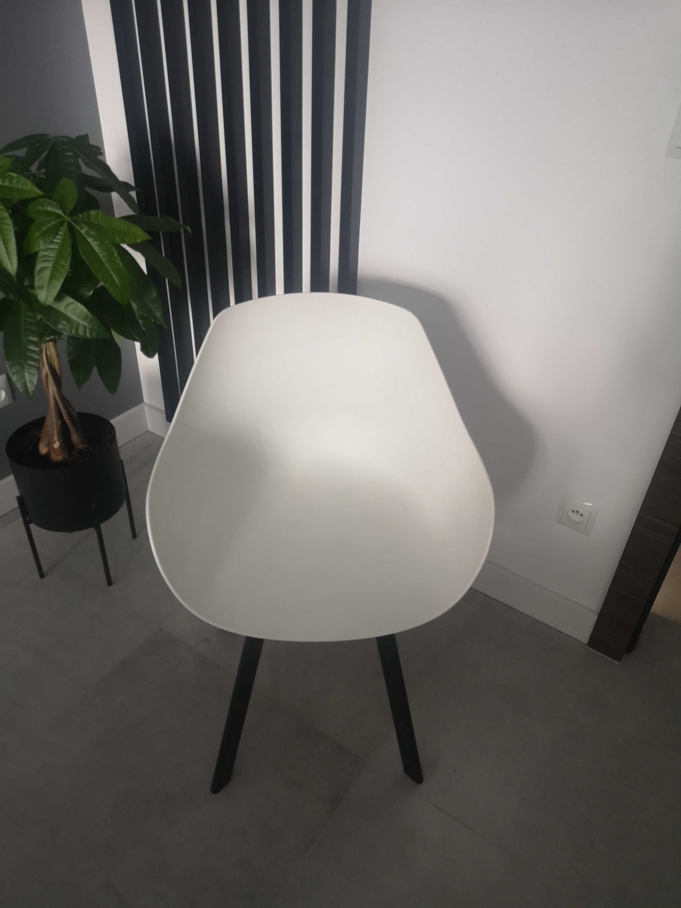 Białe krzeslo kubelkowe
