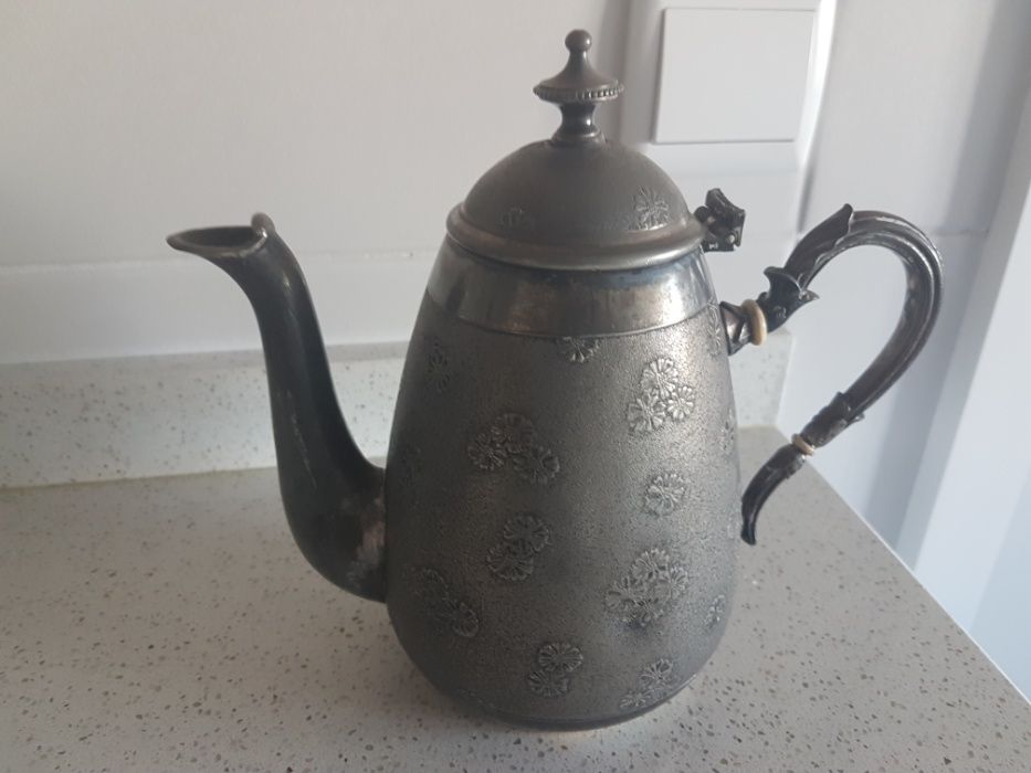 Cafeteira, bule e açucareiro