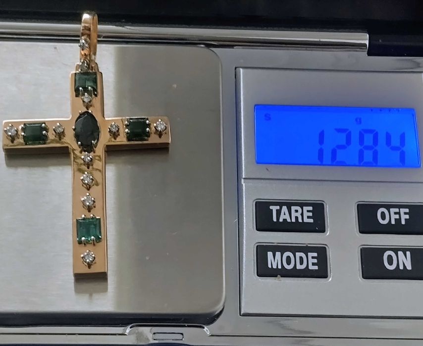 Złoty krzyżyk z rubinem szmaragdami i diamentami próby 750