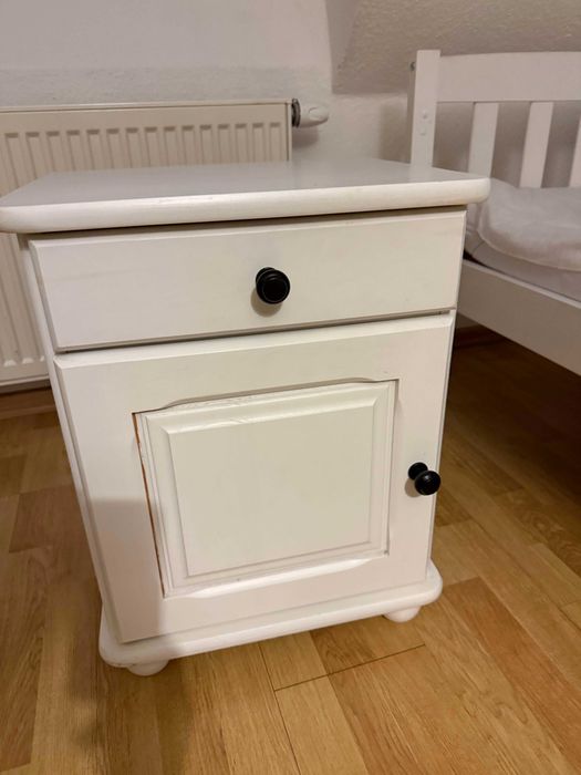 Dwie szafki- stoliki z szufladami