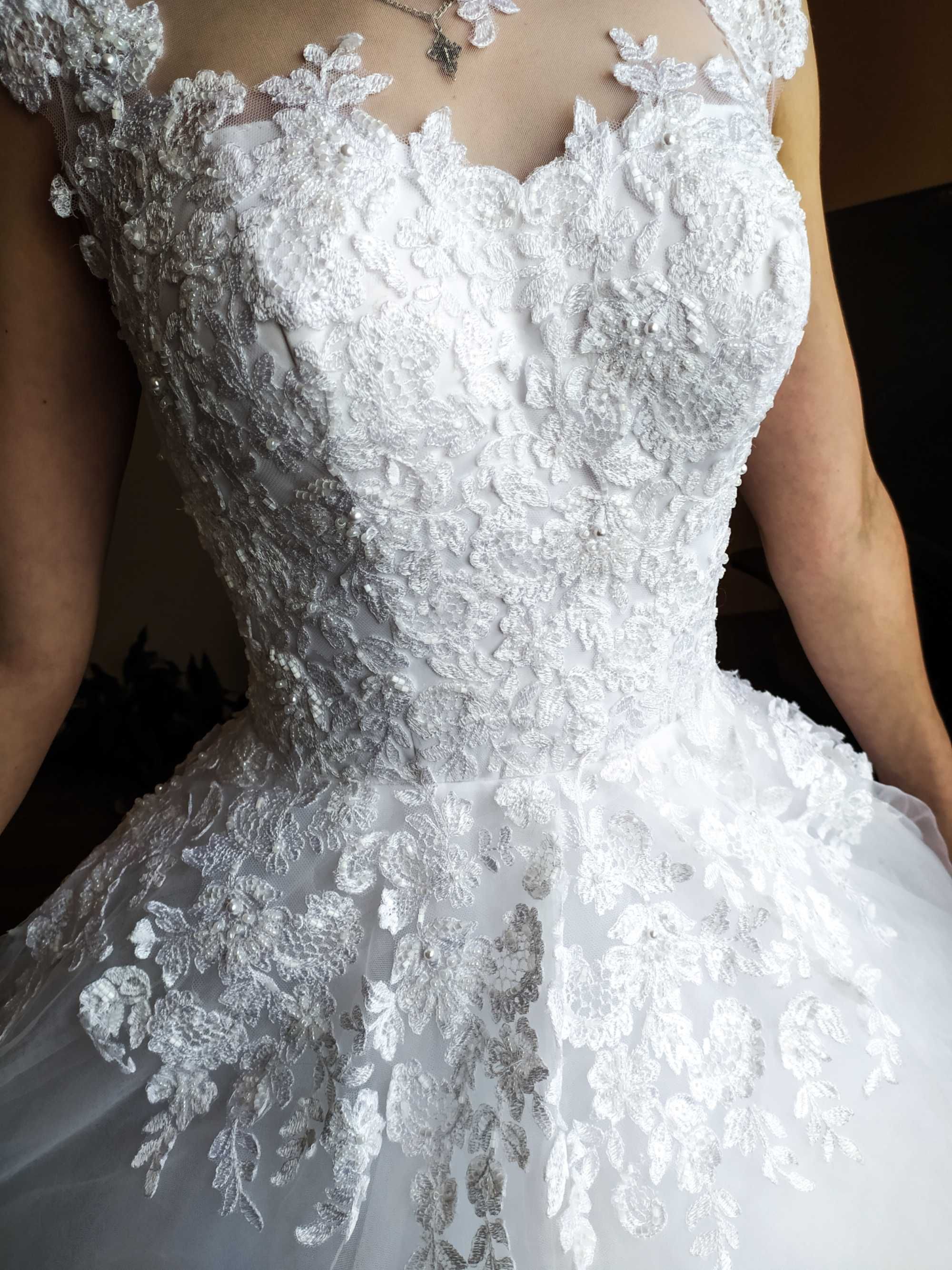 Біла, пишна весільна сукня