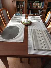 Stół  do jadalni rozkładany z  4 krzesłami z kolekcji Kentrzesłami