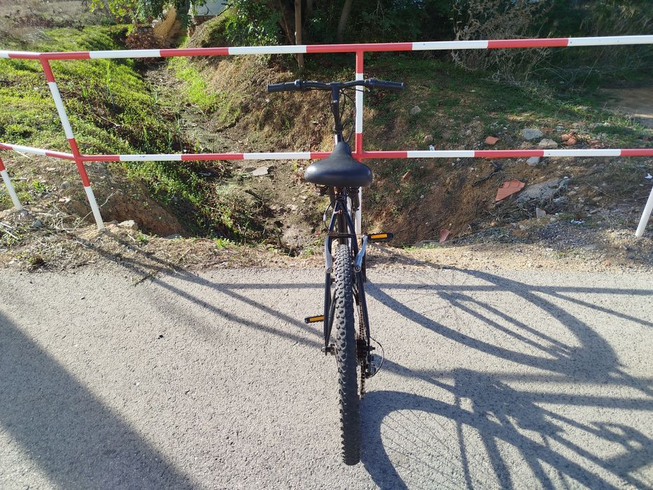 A bicicleta é preta. TOP RECORD