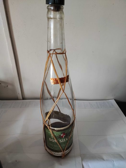 Garrafa antiga, com formato elegante, bem conservada, em vidro