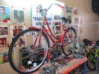Bicicleta Senhora Pasteleira VERMELHA YÉ-YÉ c/ mudanças VINTAGE