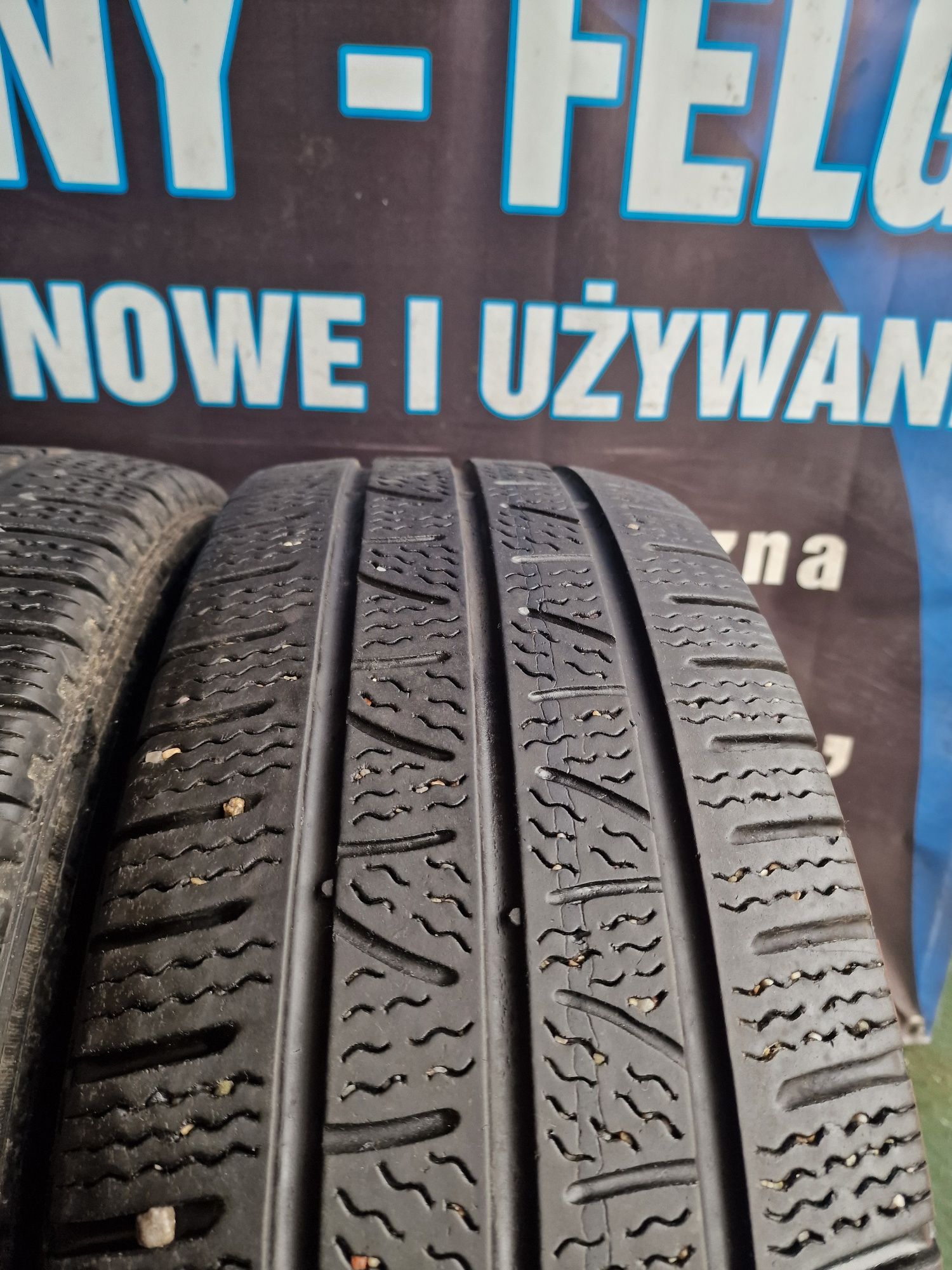 Opony Całoroczne 235/65/16C Pirelli wzmacniane Para