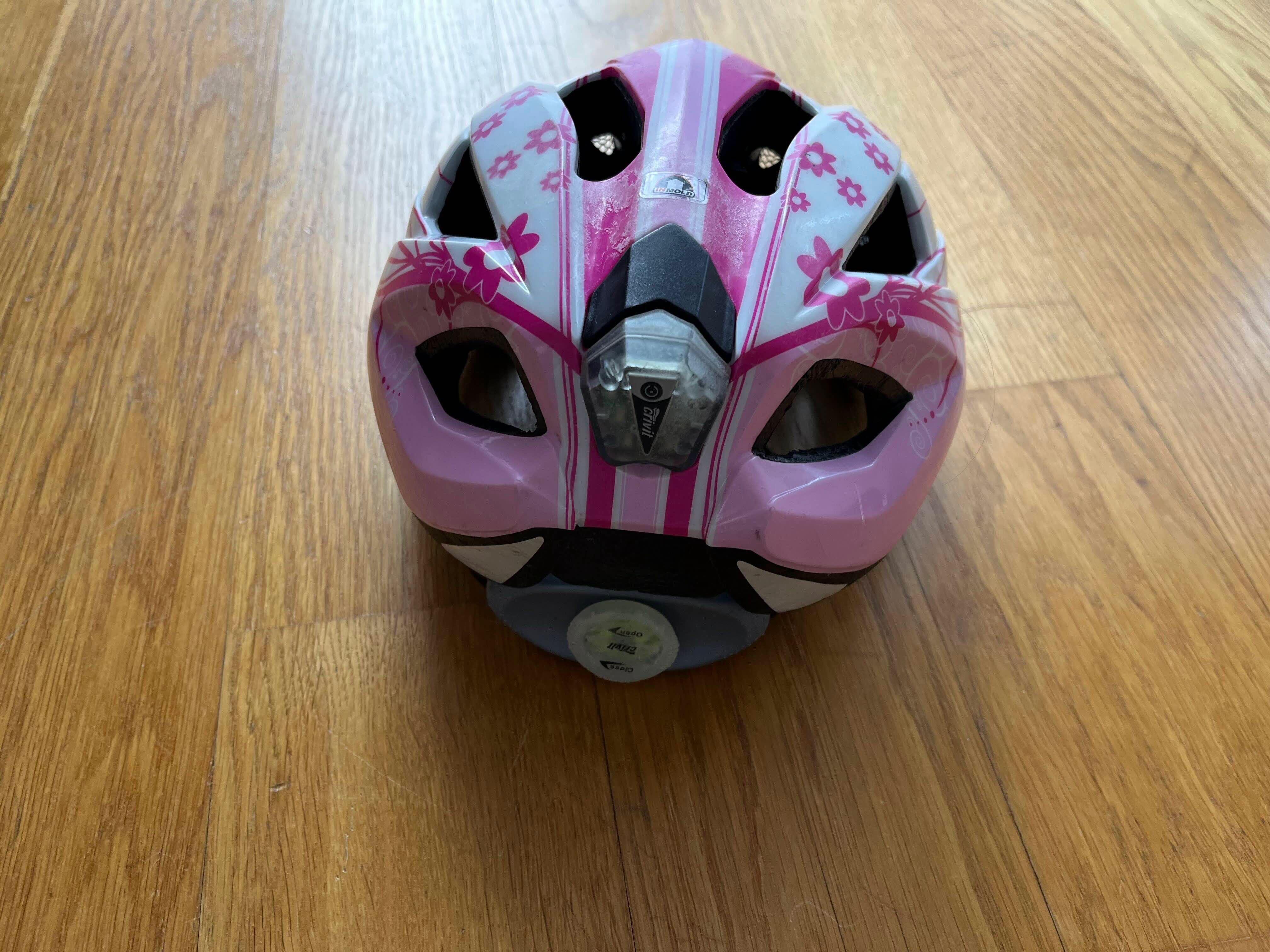 Kask rowerowy dla dziecka z tylną lampką, 49-54 cm, biało różowy