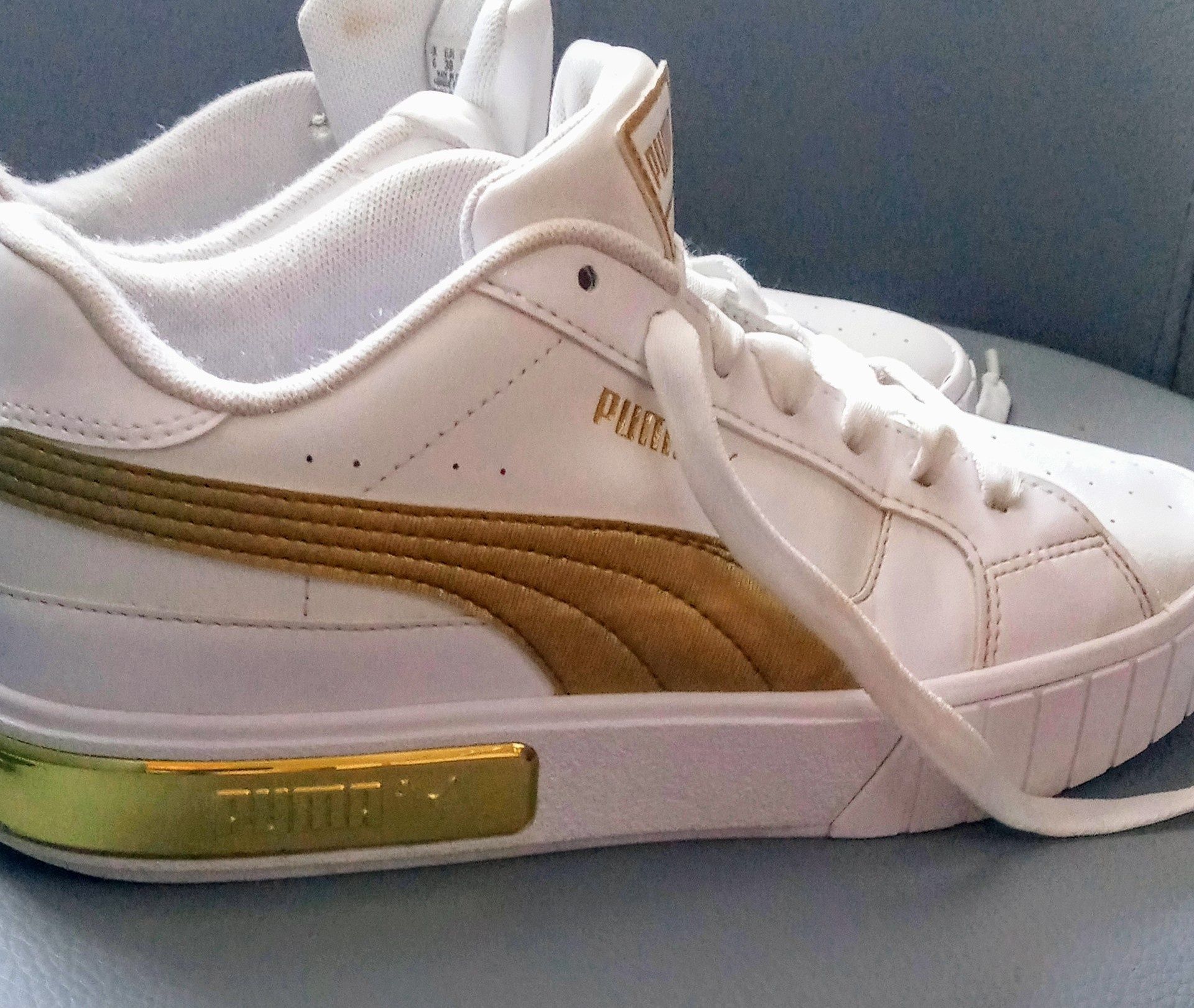 Białe snakersy Puma na platformie