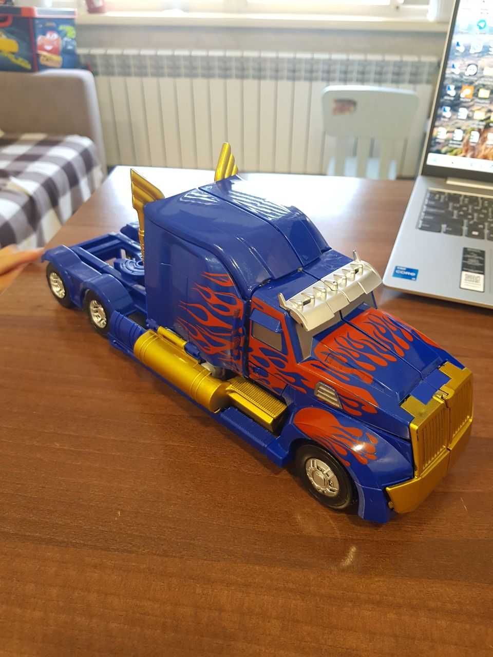 Іграшки Transformer Автоботи Оптимус та Бамблбі