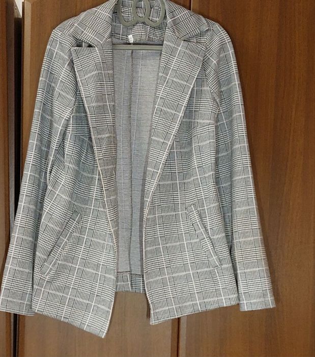 Стильний костюм: піджак та штани з пояском