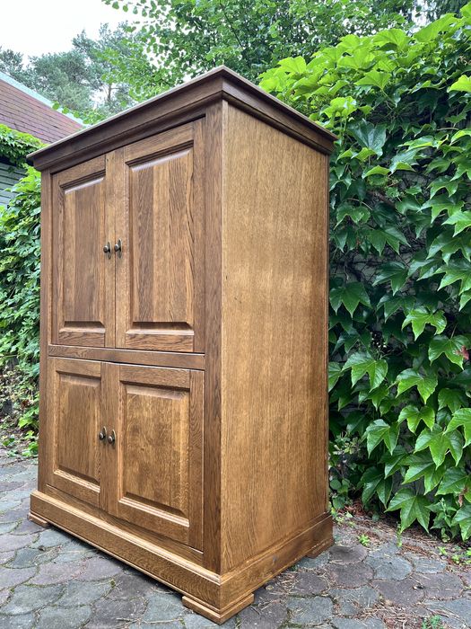 Drewniana szafa z półką na telewizor – otwierana od frontu