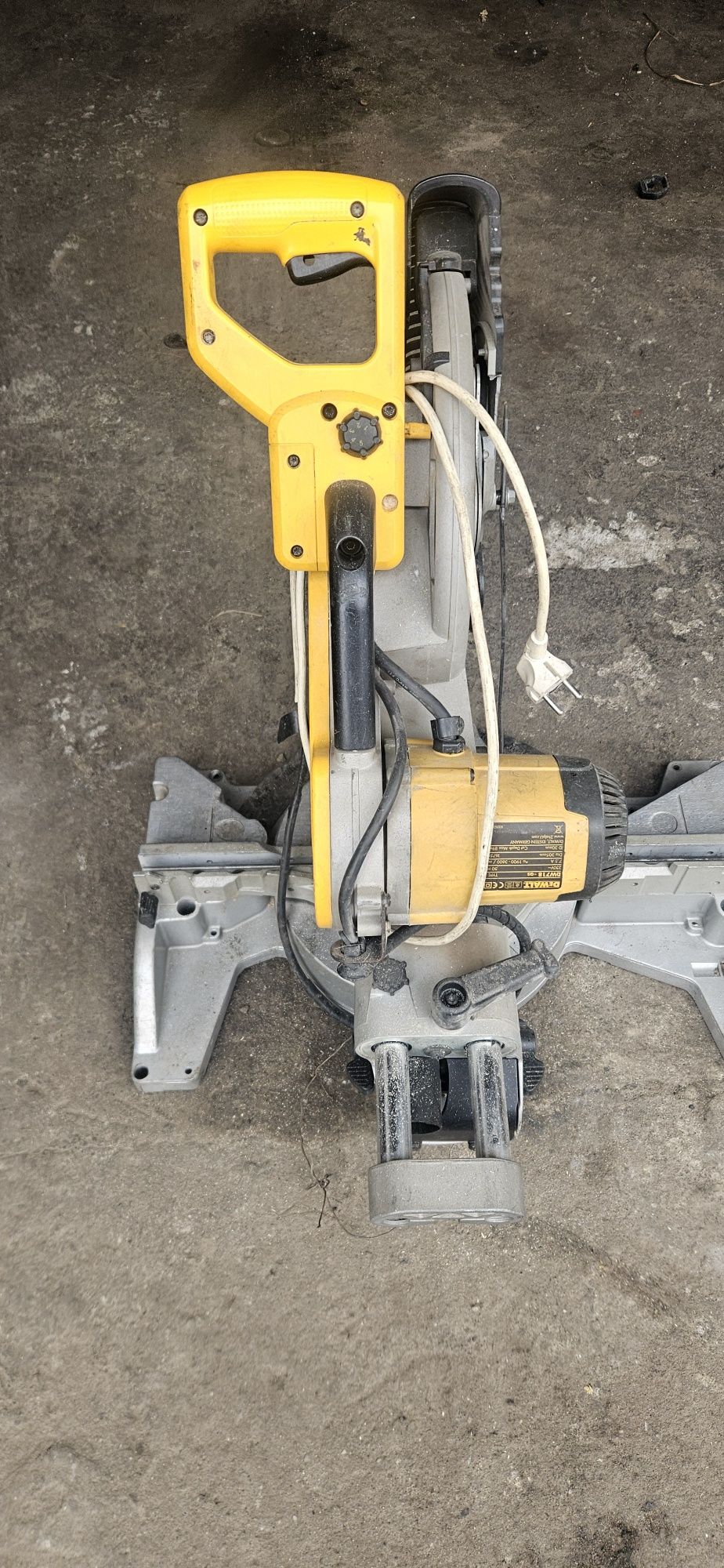 Piła ukosowa dewalt 305