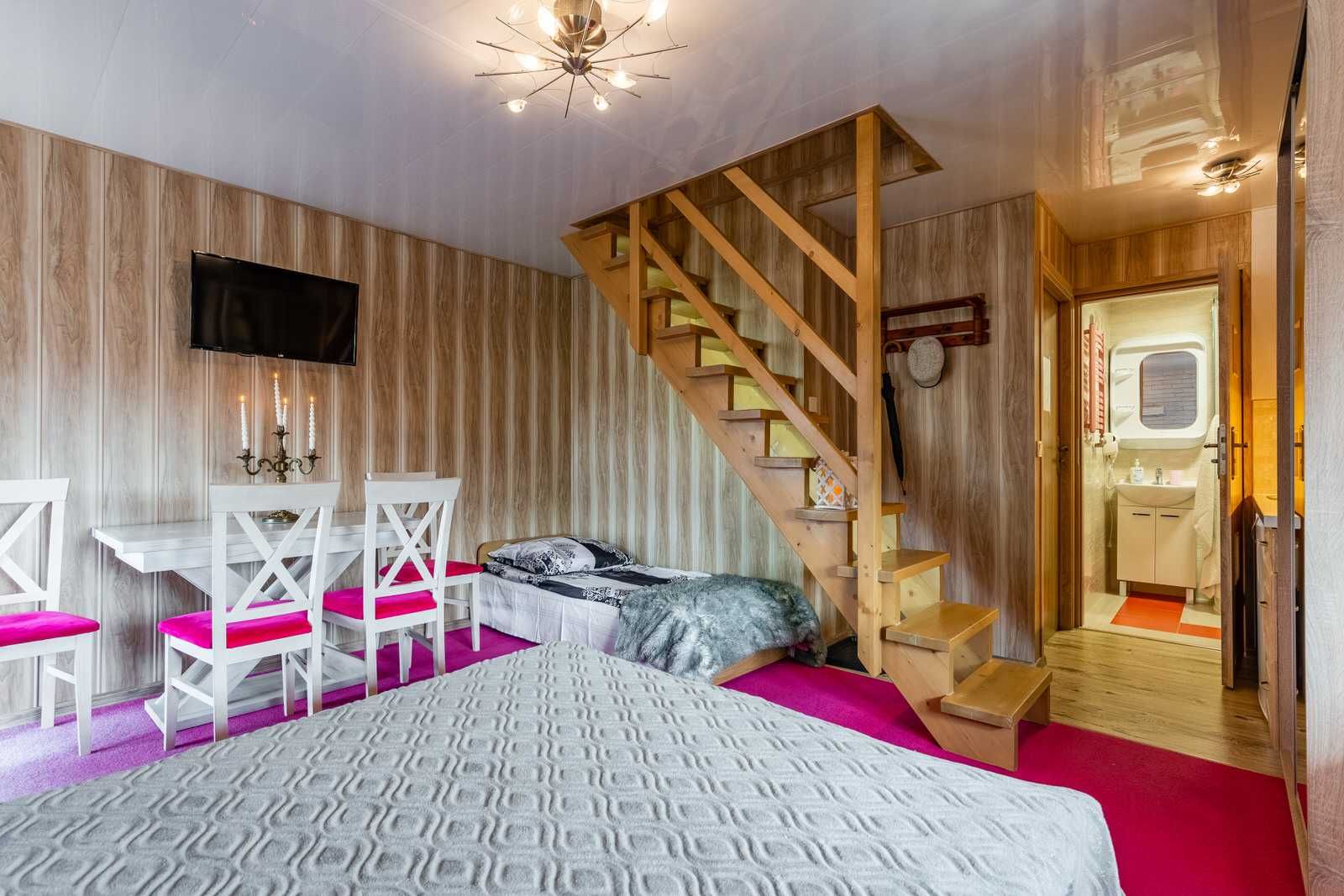 pokoje typu studio każdy z łazienką, aneksem kuchennym balkonem widok