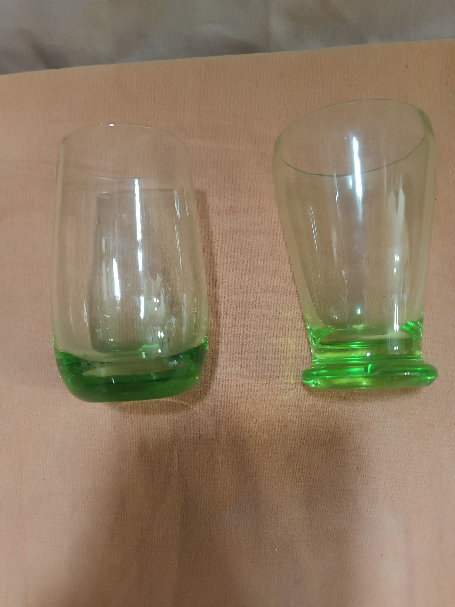 Dois copos com o fundo verde