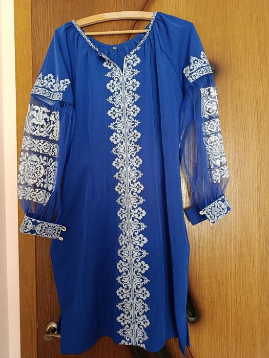 Ніжне вишите плаття