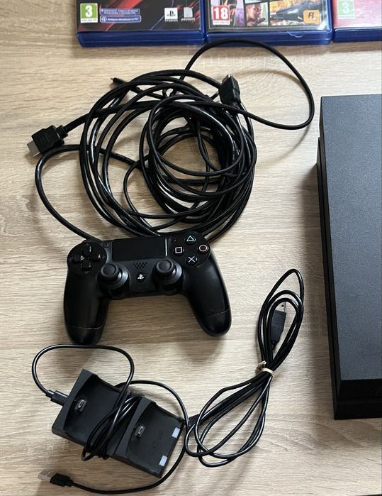 PS4 + pad + stacja ładująca + 4 gry