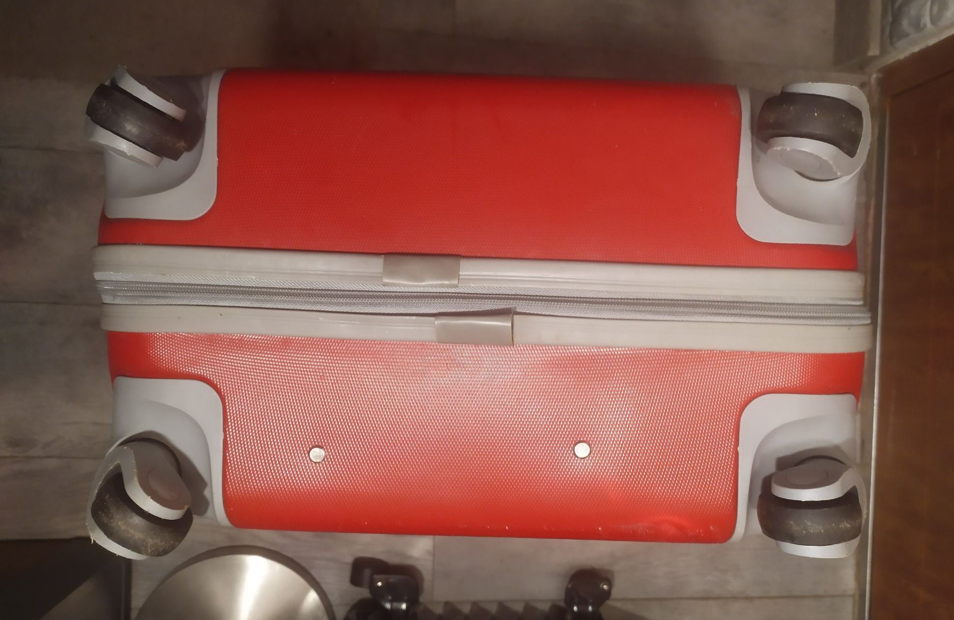 Duża czerwona walizka Ormi- LUMI na 4 kółkach, tworzywo ABS 68x46x26cm