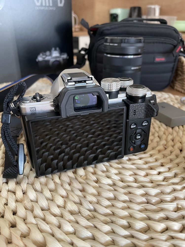 Olympus OM-D E-M10 Mark II (14 -42 mm EZ, 40-150 mm R)
