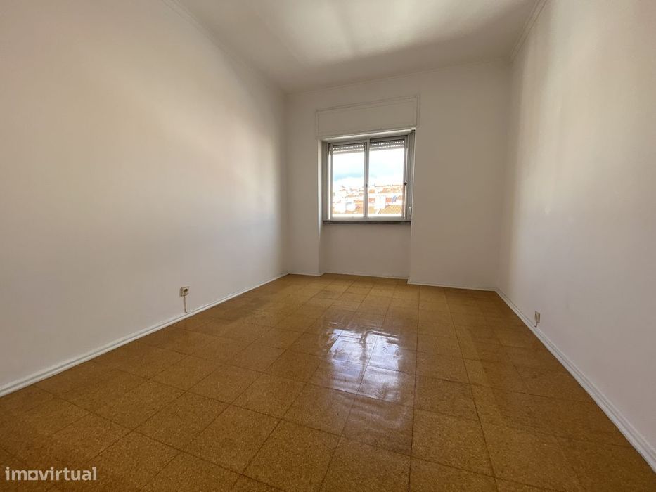 Amadora. Brandoa. Agradável apartamento de 3 assoalhadas.